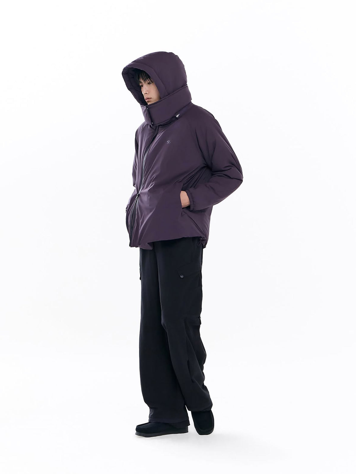 SAN SAN GEAR 2026秋冬CABLE ルック3。パープル系の上着に黒いパンツ。